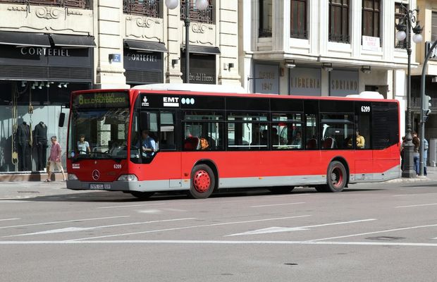 Un autobús urbano rojo en una calle del centro de Valencia