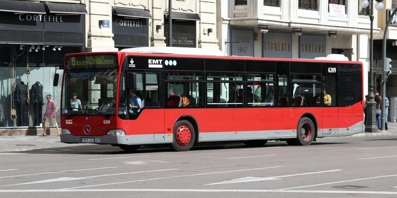 Un autobús urbano rojo en una calle del centro de Valencia