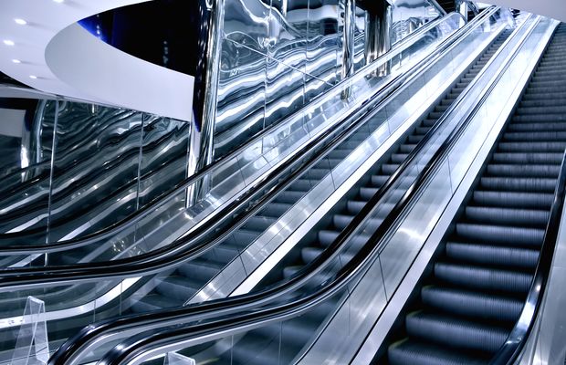 Escaleras mecánicas que bajan a un vestíbulo subterráneo