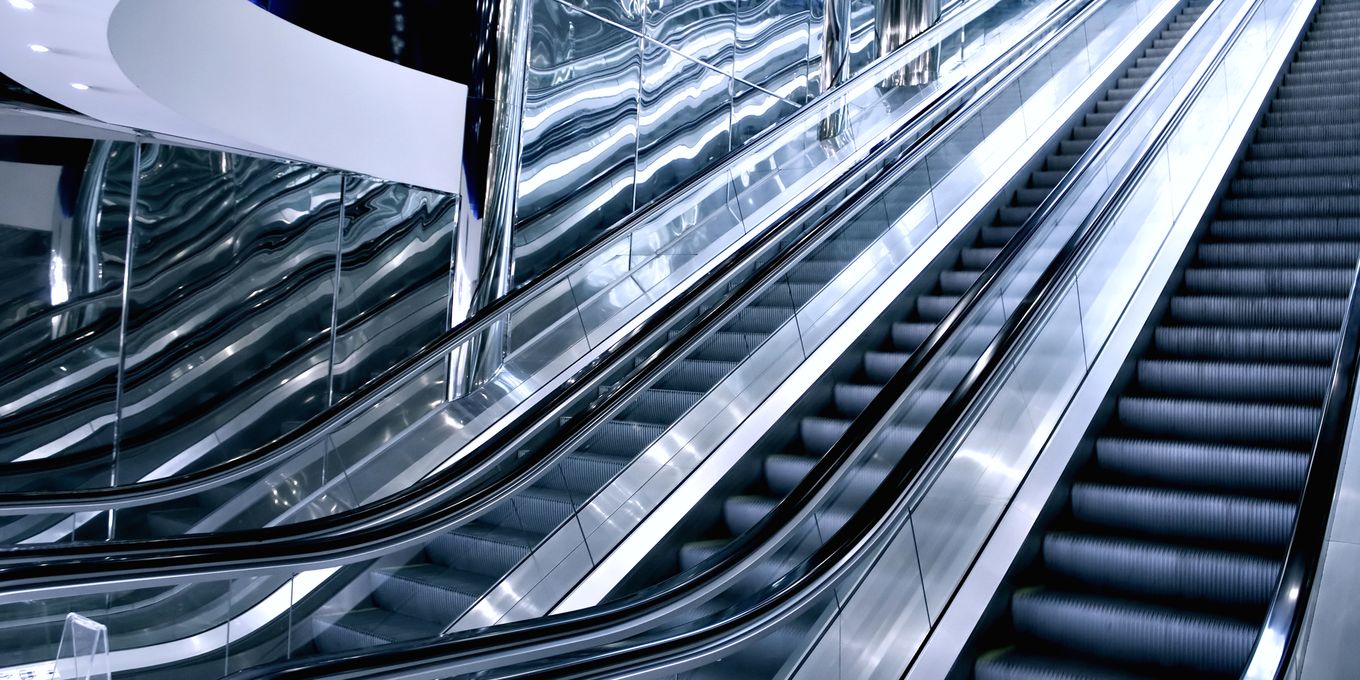 Escaleras mecánicas que bajan a un vestíbulo subterráneo