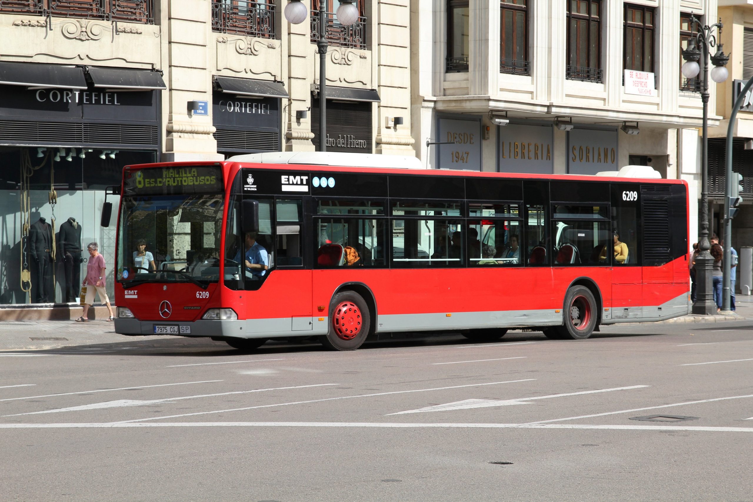 Autobús urbano conectado en una ciudad inteligente